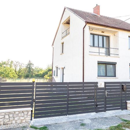 Horvath Apartman Fertőd Buitenkant foto
