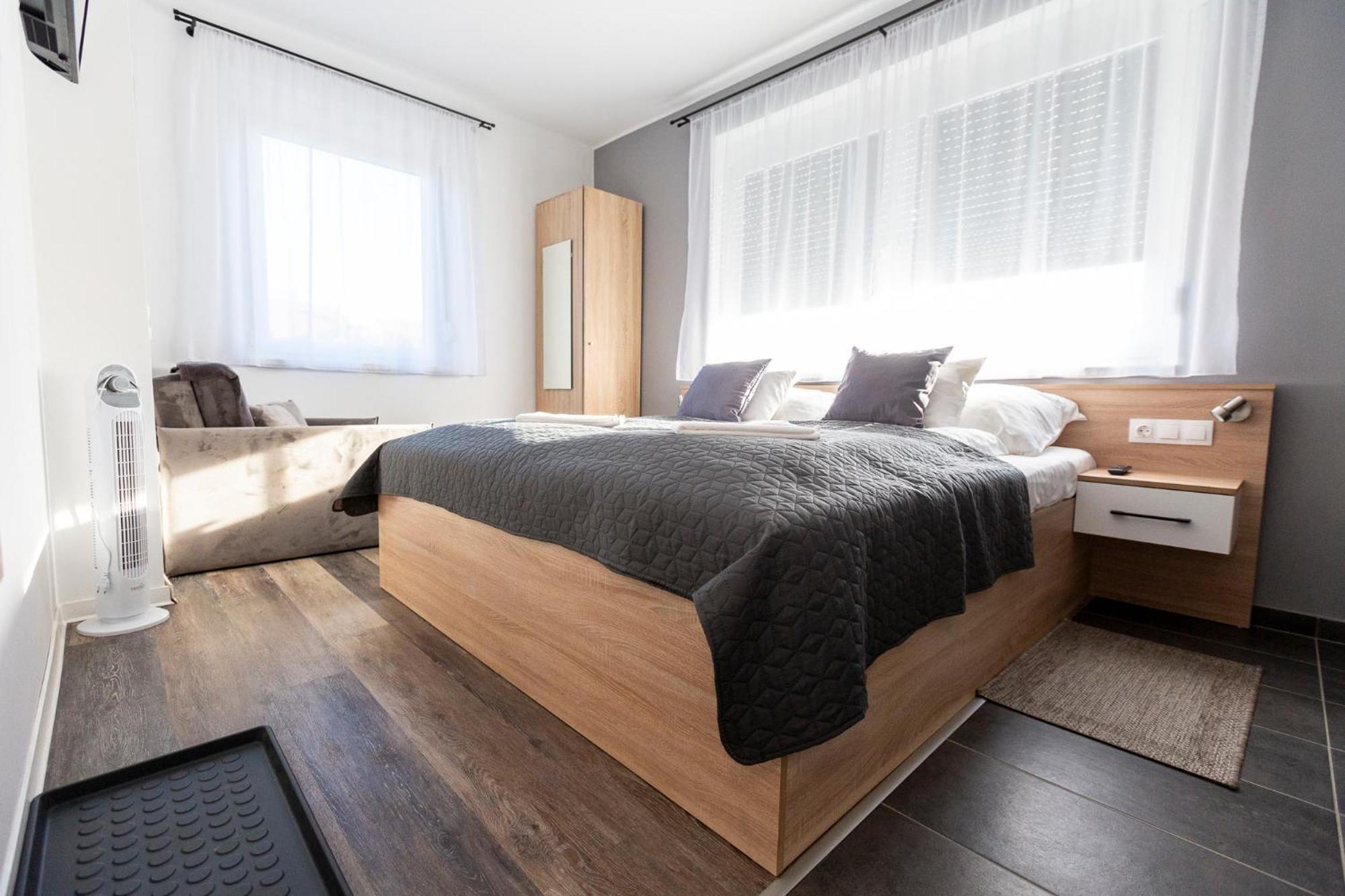 Horvath Apartman Fertőd Buitenkant foto